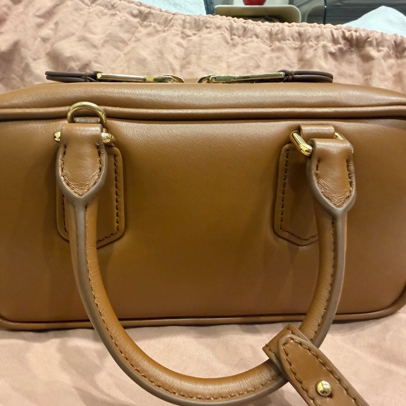 MIU MIU arcadie 保齡球包 22公分 干邑色 焦糖色-6
