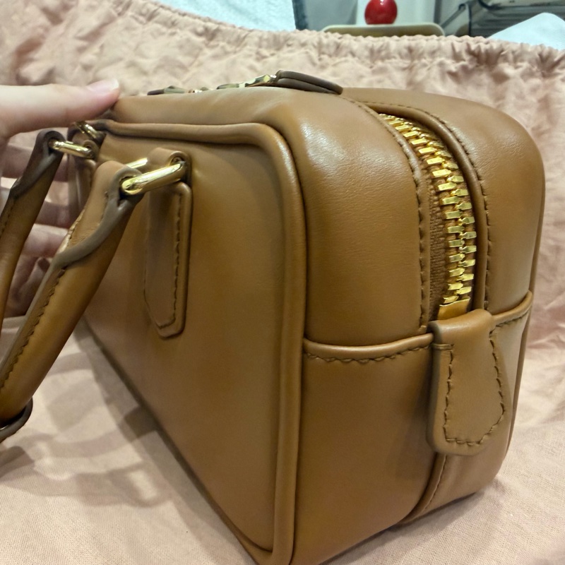 MIU MIU arcadie 保齡球包 22公分 干邑色 焦糖色-9