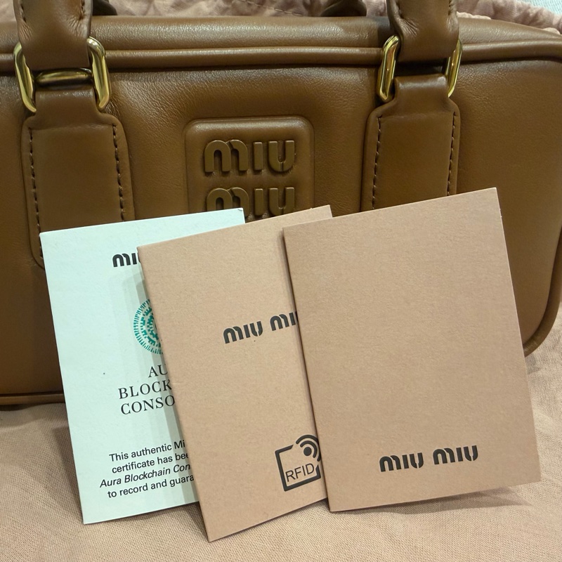 MIU MIU arcadie 保齡球包 22公分 干邑色 焦糖色-10