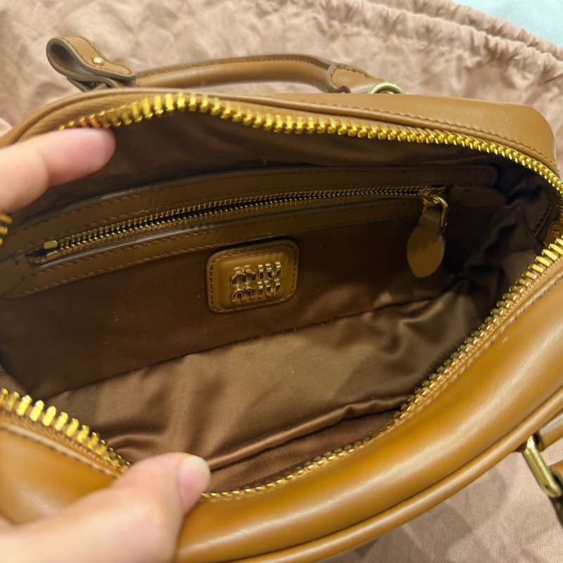 MIU MIU arcadie 保齡球包 22公分 干邑色 焦糖色-12