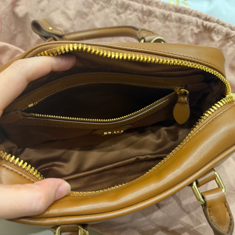 MIU MIU arcadie 保齡球包 22公分 干邑色 焦糖色-13