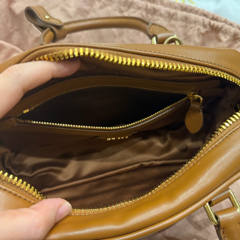 MIU MIU arcadie 保齡球包 22公分 干邑色 焦糖色-14