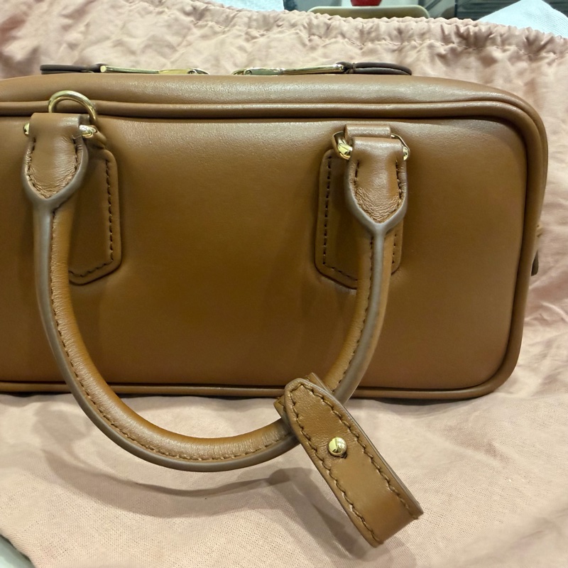 MIU MIU arcadie 保齡球包 22公分 干邑色 焦糖色-15