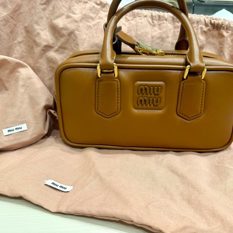 MIU MIU arcadie 保齡球包 22公分 干邑色 焦糖色