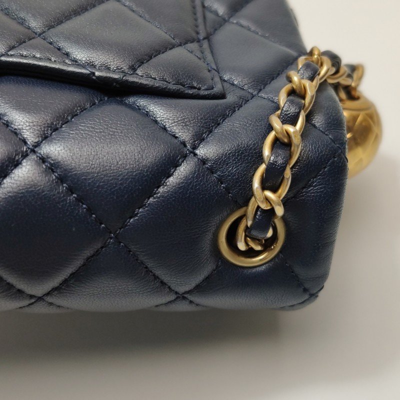 Chanel Classic Flap 季節限定款大mini羊皮金球菱格絎縫雙C扣皮穿鏈斜挎包單肩包-14
