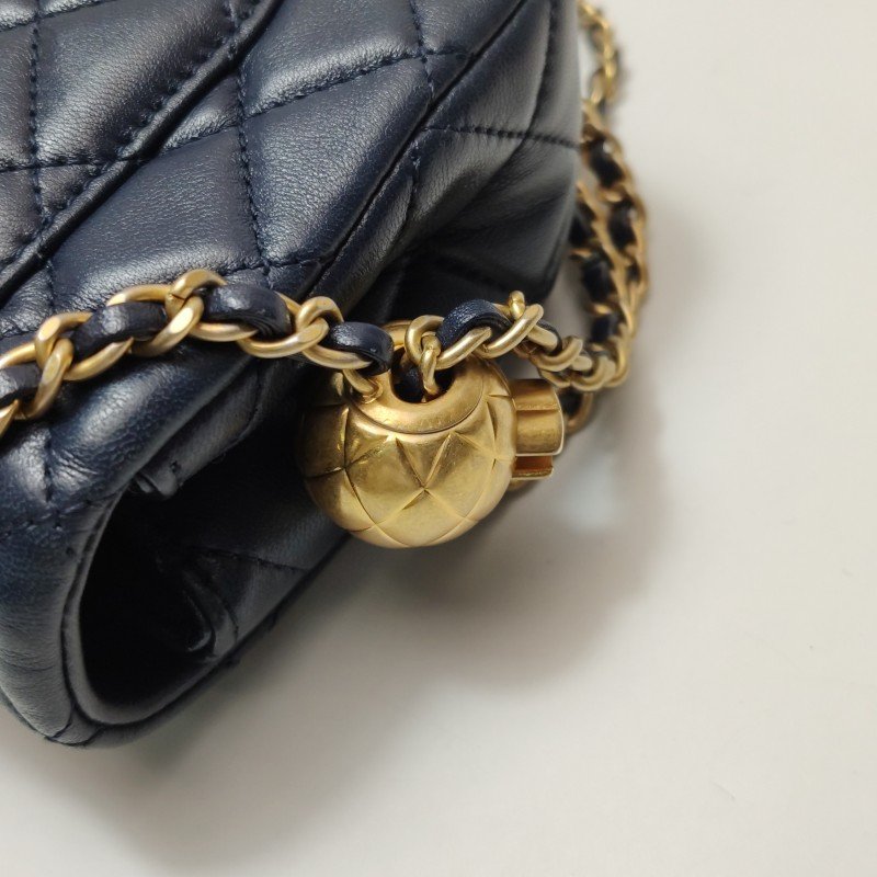 Chanel Classic Flap 季節限定款大mini羊皮金球菱格絎縫雙C扣皮穿鏈斜挎包單肩包-15