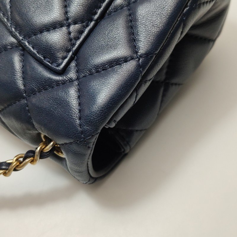 Chanel Classic Flap 季節限定款大mini羊皮金球菱格絎縫雙C扣皮穿鏈斜挎包單肩包-19