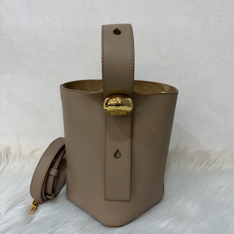 LOEWE 軟面小牛皮 mini 沙色 Pebble 金釦 水桶包 手提包 斜背包-0