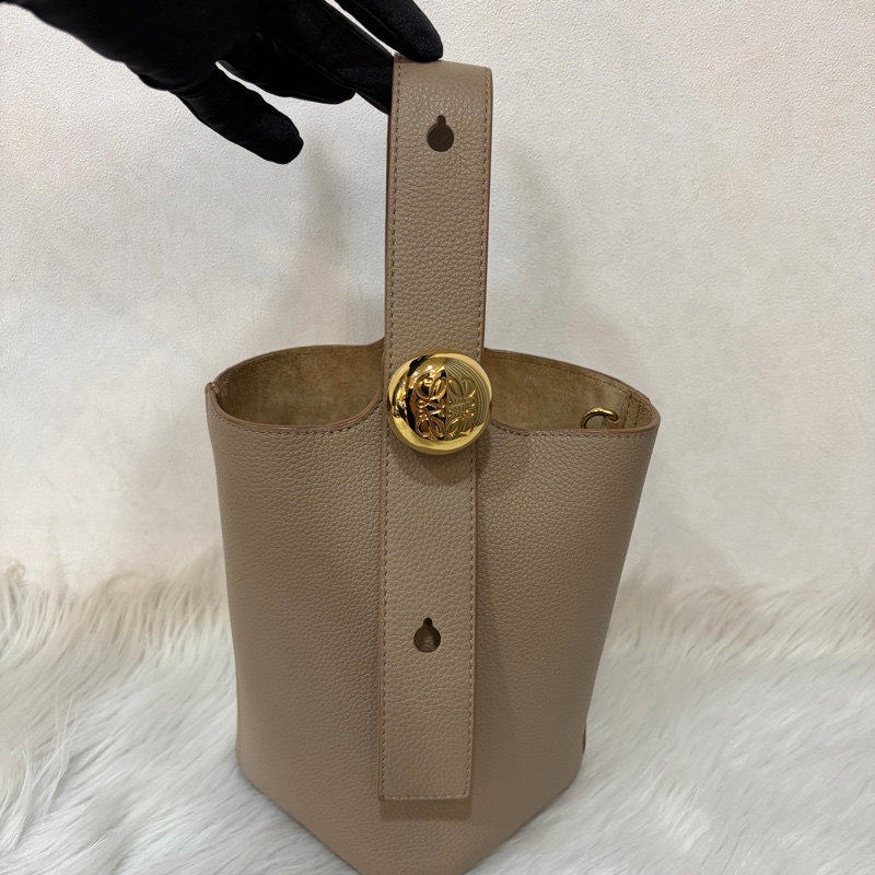 LOEWE 軟面小牛皮 mini 沙色 Pebble 金釦 水桶包 手提包 斜背包-1