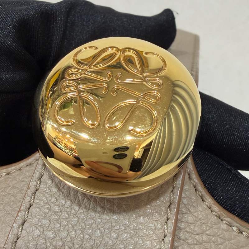 LOEWE 軟面小牛皮 mini 沙色 Pebble 金釦 水桶包 手提包 斜背包-5