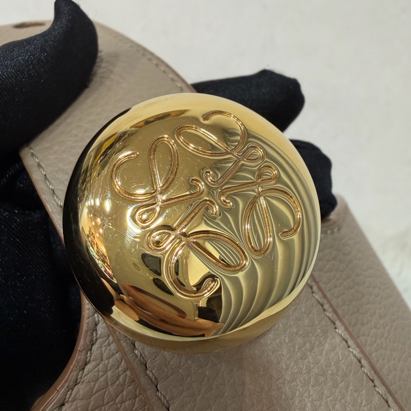 LOEWE 軟面小牛皮 mini 沙色 Pebble 金釦 水桶包 手提包 斜背包-6