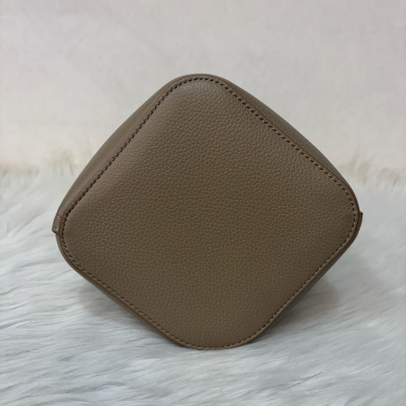 LOEWE 軟面小牛皮 mini 沙色 Pebble 金釦 水桶包 手提包 斜背包-7