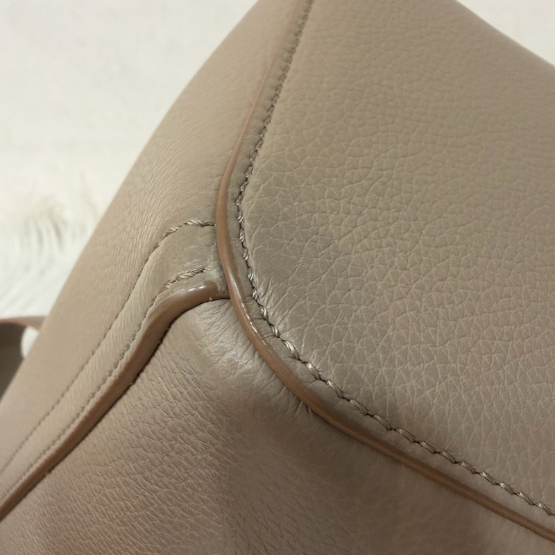 LOEWE 軟面小牛皮 mini 沙色 Pebble 金釦 水桶包 手提包 斜背包-9