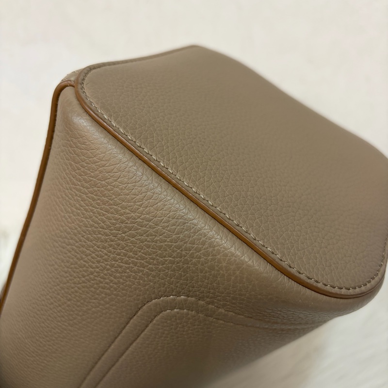 LOEWE 軟面小牛皮 mini 沙色 Pebble 金釦 水桶包 手提包 斜背包-11