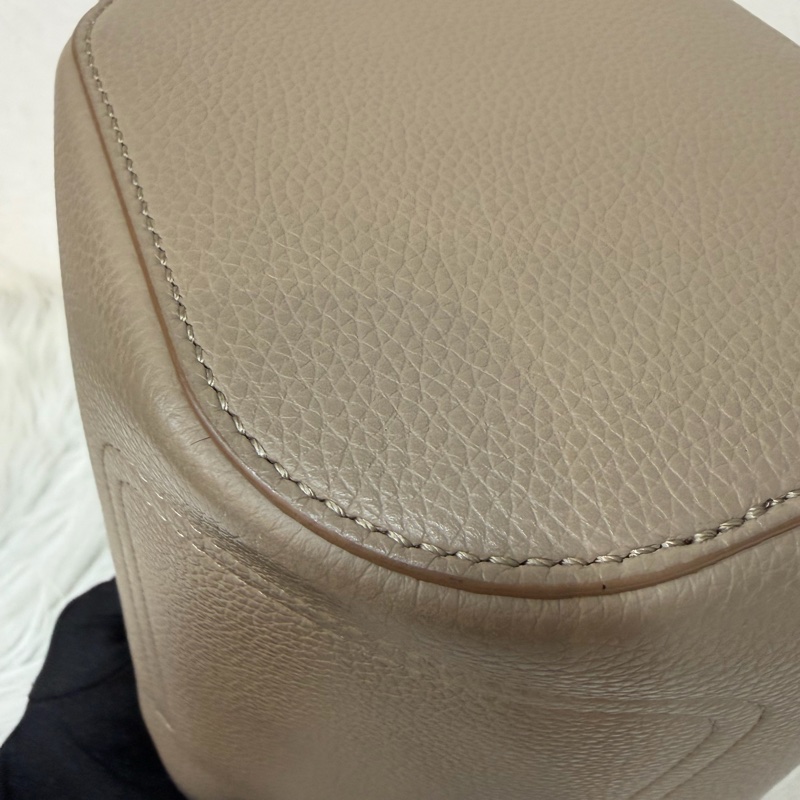 LOEWE 軟面小牛皮 mini 沙色 Pebble 金釦 水桶包 手提包 斜背包-13