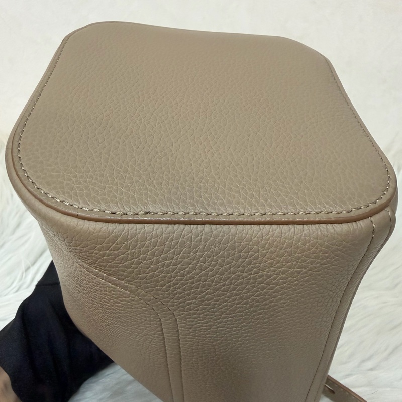 LOEWE 軟面小牛皮 mini 沙色 Pebble 金釦 水桶包 手提包 斜背包-14