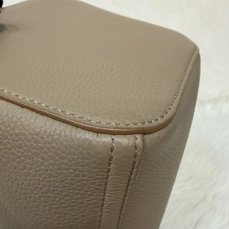 LOEWE 軟面小牛皮 mini 沙色 Pebble 金釦 水桶包 手提包 斜背包-15