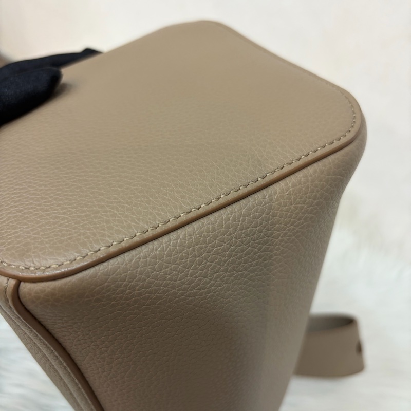 LOEWE 軟面小牛皮 mini 沙色 Pebble 金釦 水桶包 手提包 斜背包-17