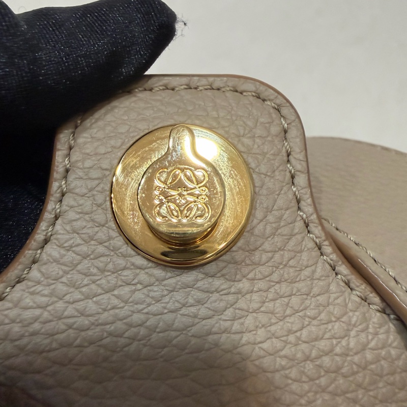 LOEWE 軟面小牛皮 mini 沙色 Pebble 金釦 水桶包 手提包 斜背包-23