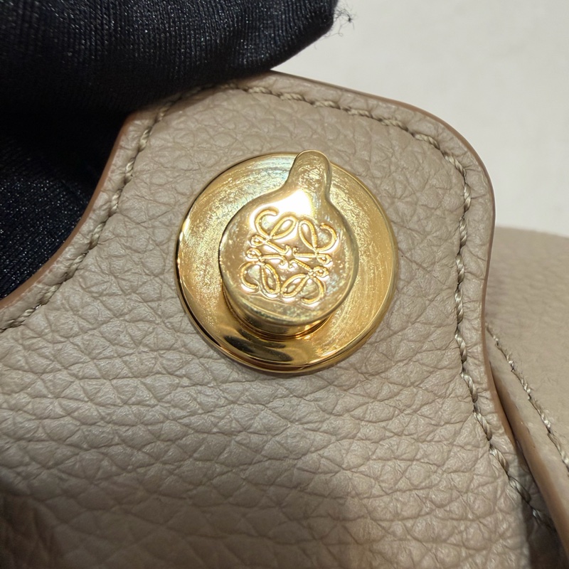 LOEWE 軟面小牛皮 mini 沙色 Pebble 金釦 水桶包 手提包 斜背包-24