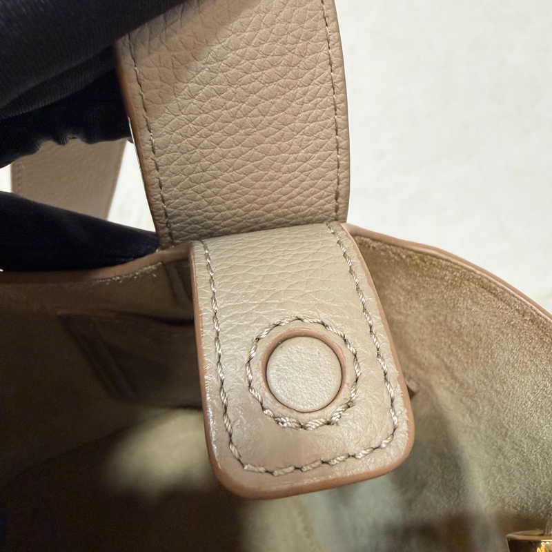 LOEWE 軟面小牛皮 mini 沙色 Pebble 金釦 水桶包 手提包 斜背包-27