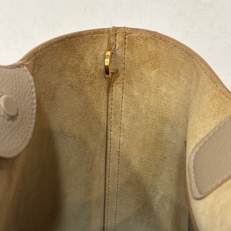 LOEWE 軟面小牛皮 mini 沙色 Pebble 金釦 水桶包 手提包 斜背包-35