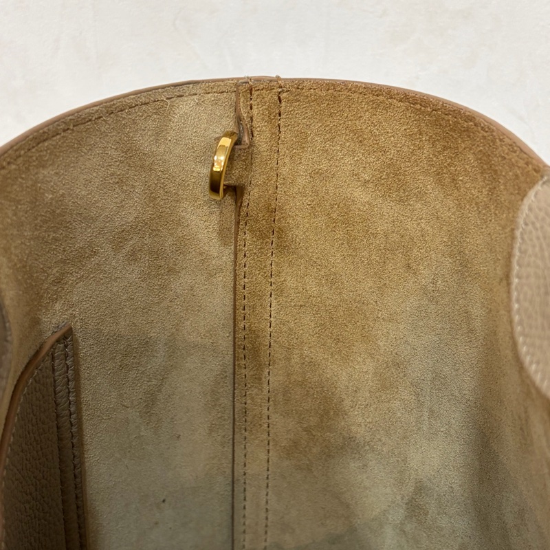 LOEWE 軟面小牛皮 mini 沙色 Pebble 金釦 水桶包 手提包 斜背包-36