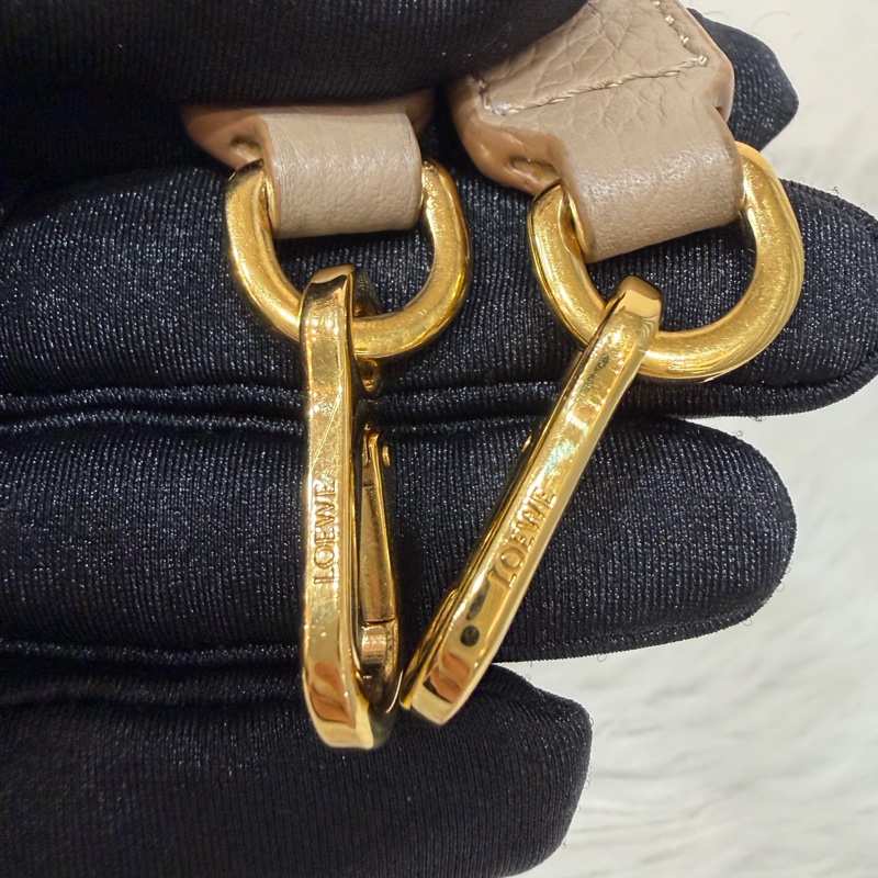 LOEWE 軟面小牛皮 mini 沙色 Pebble 金釦 水桶包 手提包 斜背包-46