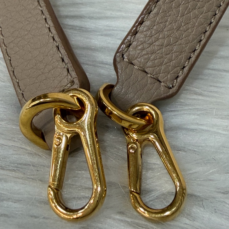 LOEWE 軟面小牛皮 mini 沙色 Pebble 金釦 水桶包 手提包 斜背包-48