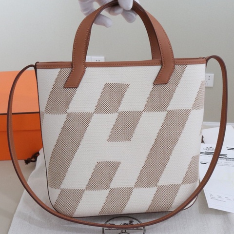 Hermès愛馬仕Biais27金棕色，Z刻尺寸27*24*9.5，配件盒子防塵袋。