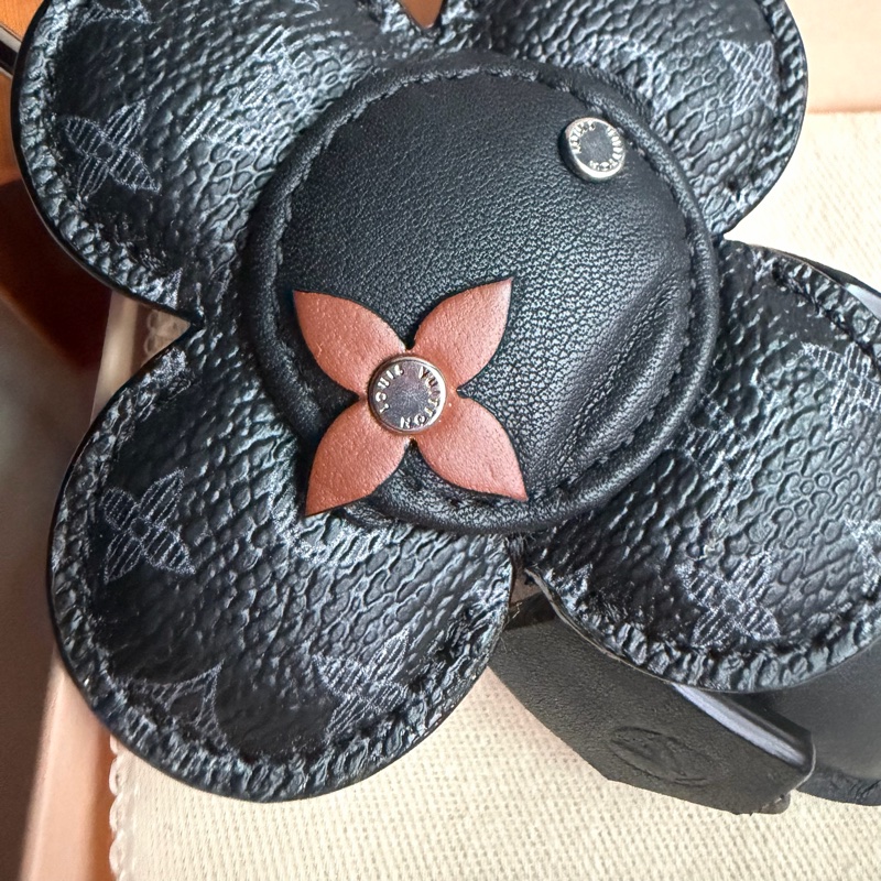 LV MP1998 全黑vivienne Forever 限量系列 鑰匙圈/吊飾兩用~-2