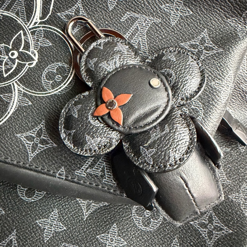 LV MP1998 全黑vivienne Forever 限量系列 鑰匙圈/吊飾兩用~-17