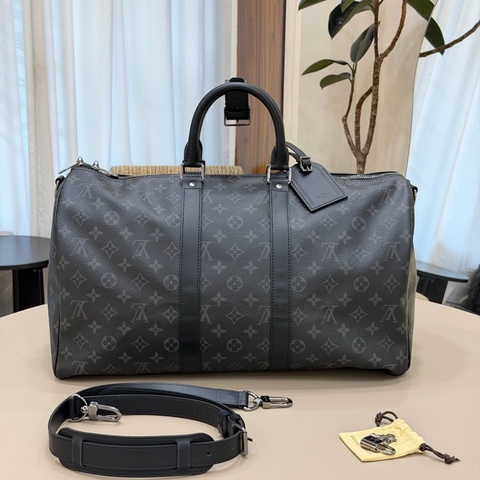 Louis Vuitton路易威登 keepall45 黑老花斜挎包旅行袋 配件有皮牌+手柄環+肩帶。