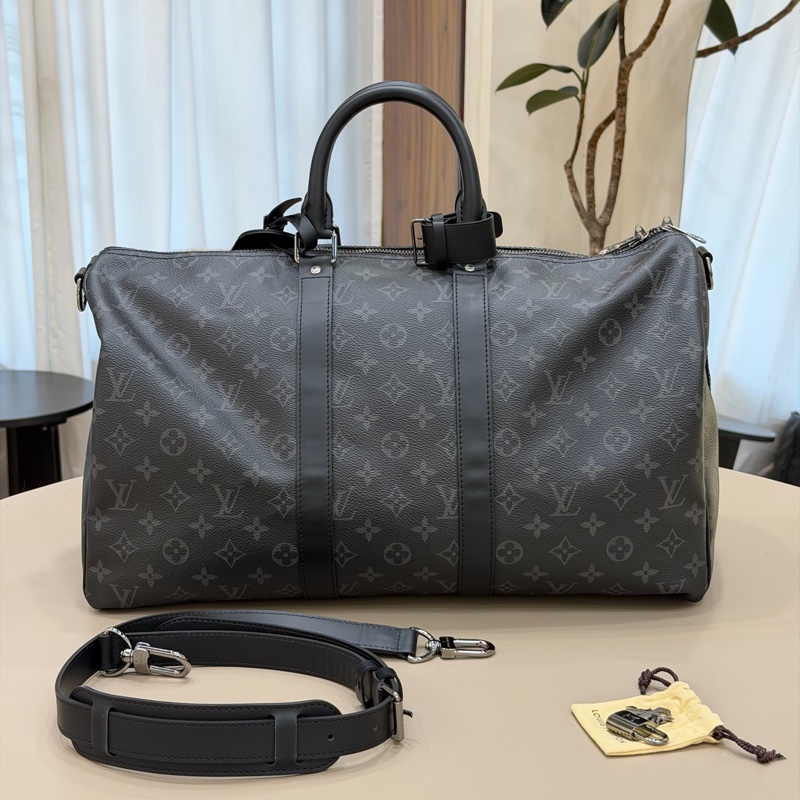 Louis Vuitton路易威登 keepall45 黑老花斜挎包旅行袋 配件有皮牌+手柄環+肩帶。-1