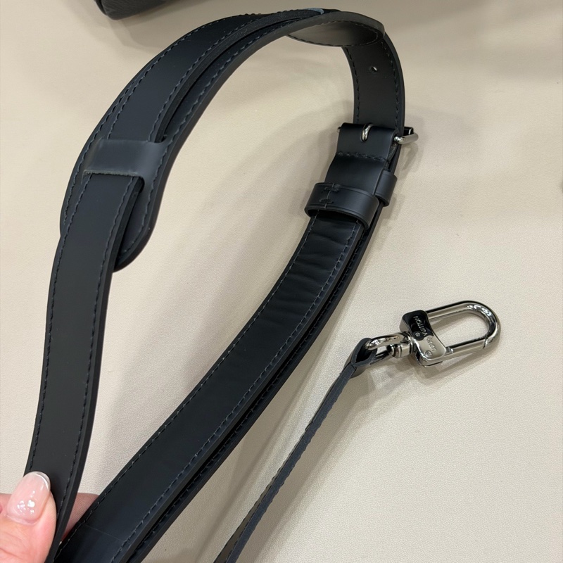 Louis Vuitton路易威登 keepall45 黑老花斜挎包旅行袋 配件有皮牌+手柄環+肩帶。-17