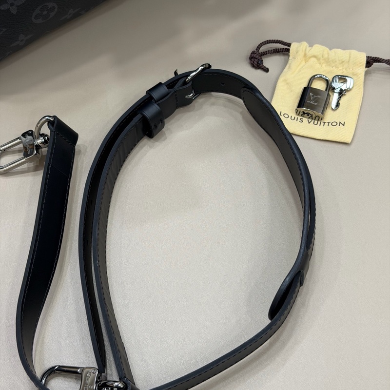Louis Vuitton路易威登 keepall45 黑老花斜挎包旅行袋 配件有皮牌+手柄環+肩帶。-18