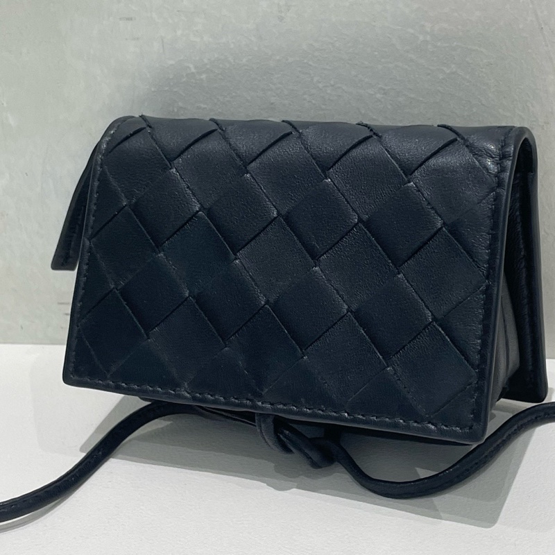 99新 Bottega Veneta BV葆蝶家黑色編織斜挎包 耳機包  尺寸：12*7*4xm 配件：盒子塵袋-0