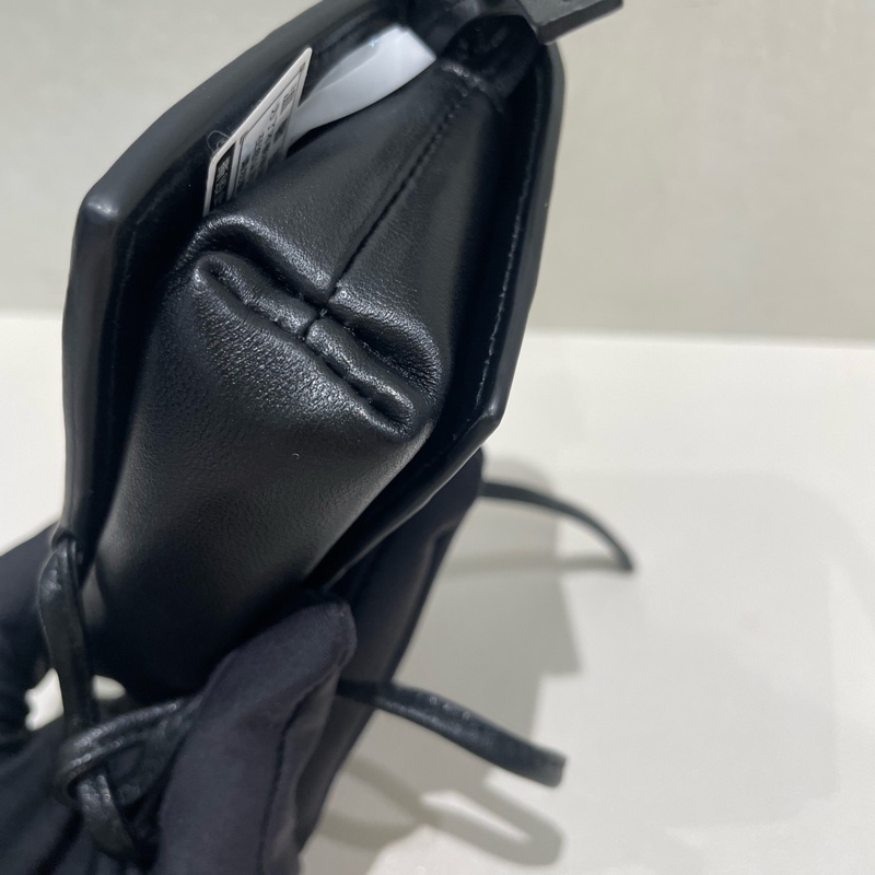 99新 Bottega Veneta BV葆蝶家黑色編織斜挎包 耳機包  尺寸：12*7*4xm 配件：盒子塵袋-6