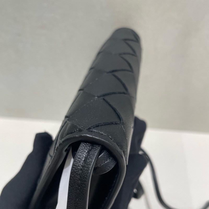 99新 Bottega Veneta BV葆蝶家黑色編織斜挎包 耳機包  尺寸：12*7*4xm 配件：盒子塵袋-9