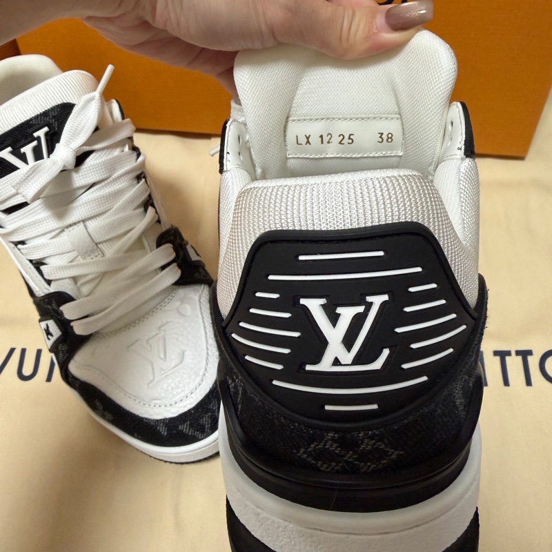 LOUIS VUITTION LV TRAINER SNEAKER 黑白 幾乎是全新 38號24.4-2