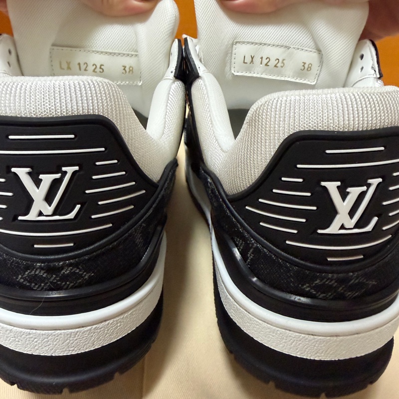 LOUIS VUITTION LV TRAINER SNEAKER 黑白 幾乎是全新 38號24.4-3
