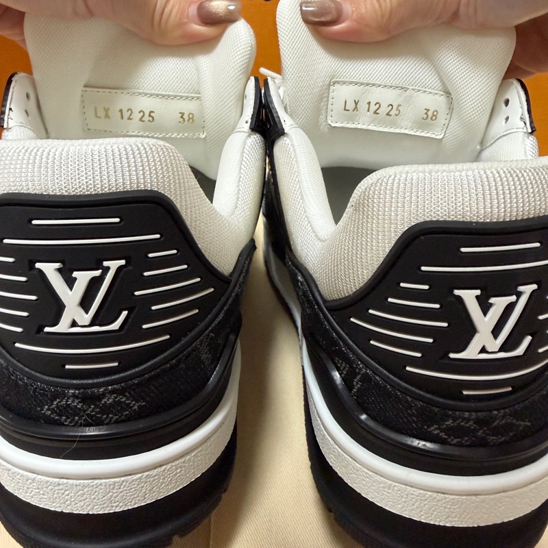 LOUIS VUITTION LV TRAINER SNEAKER 黑白 幾乎是全新 38號24.4-4