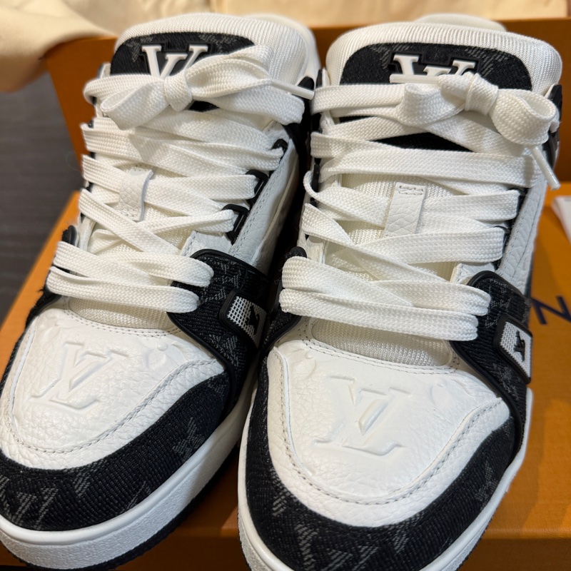 LOUIS VUITTION LV TRAINER SNEAKER 黑白 幾乎是全新 38號24.4-6