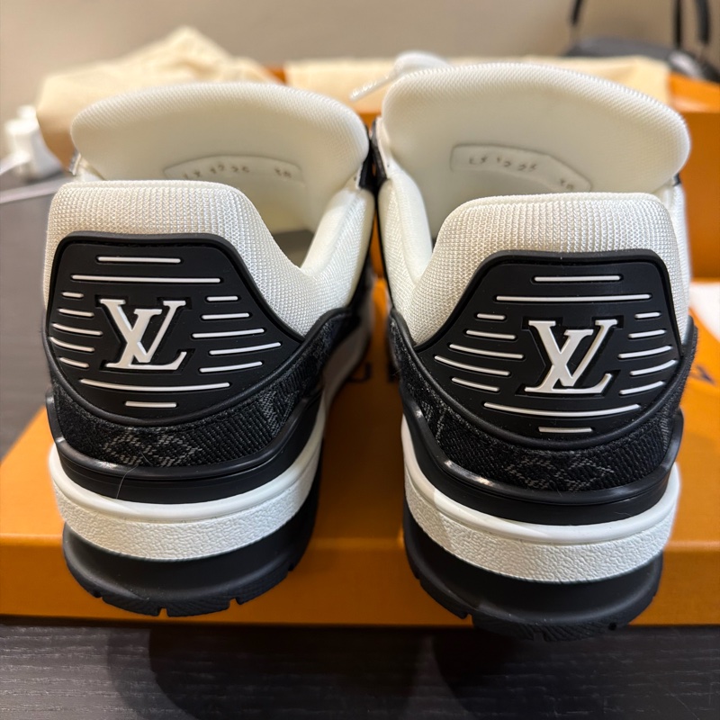 LOUIS VUITTION LV TRAINER SNEAKER 黑白 幾乎是全新 38號24.4-8