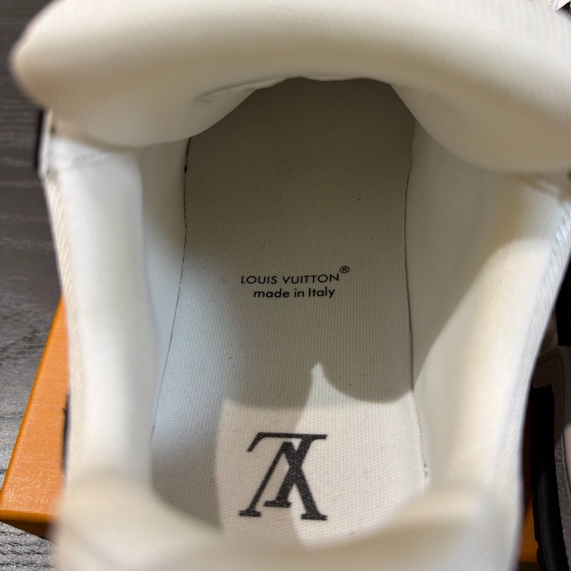 LOUIS VUITTION LV TRAINER SNEAKER 黑白 幾乎是全新 38號24.4-9