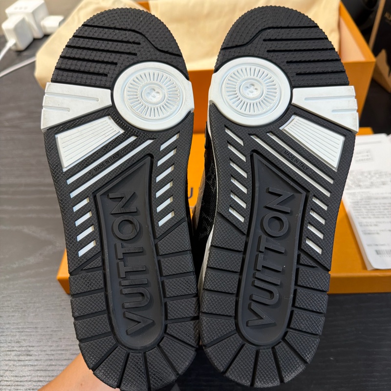 LOUIS VUITTION LV TRAINER SNEAKER 黑白 幾乎是全新 38號24.4-11