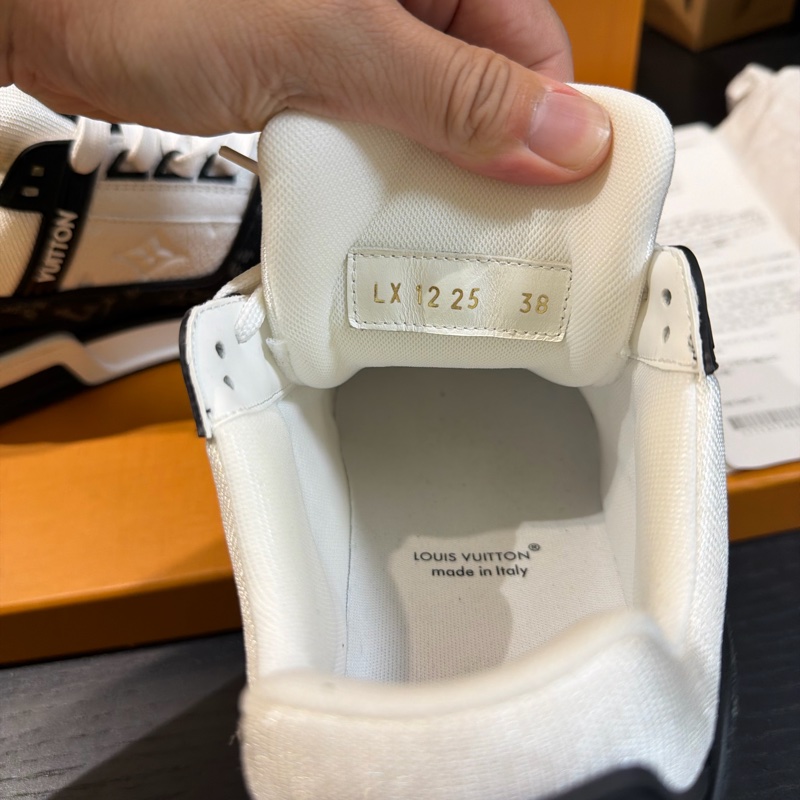 LOUIS VUITTION LV TRAINER SNEAKER 黑白 幾乎是全新 38號24.4-12
