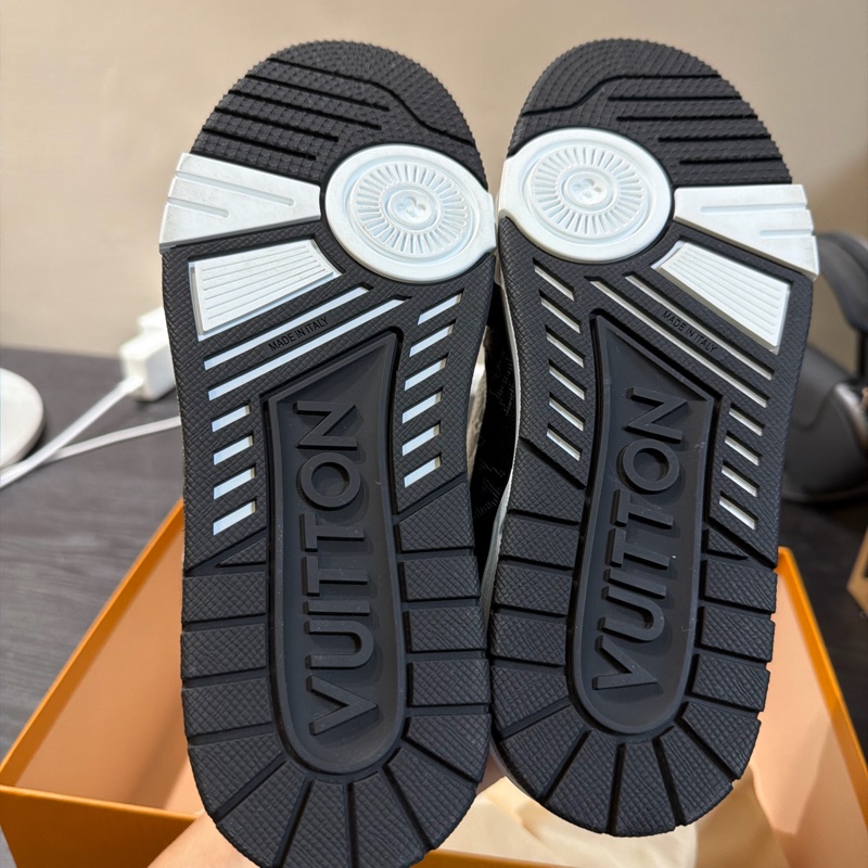 LOUIS VUITTION LV TRAINER SNEAKER 黑白 幾乎是全新 38號24.4-14