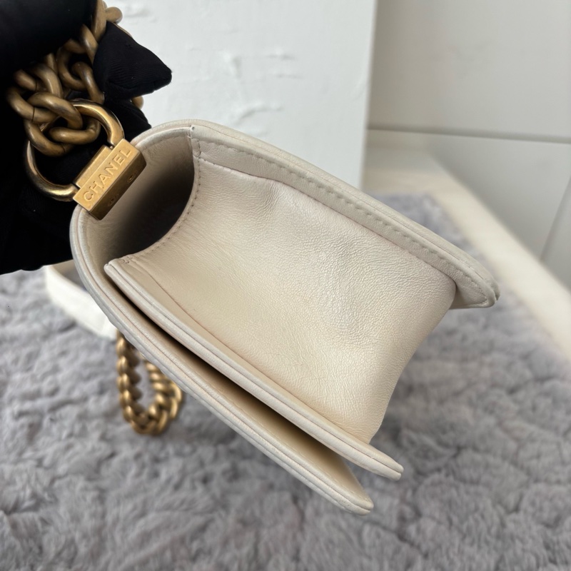 Chanel • Le Boy 20 宮廷限量滾邊鏈條白金羊皮小號-10