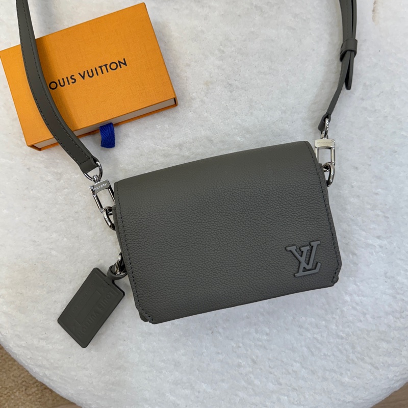近全新LV 郵差包卡其綠牛皮Aerogram下蓋斜背包M82086-5